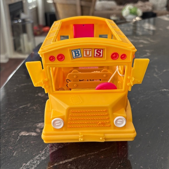 Mini Lalaloopsy Bea's School Bus - Picture 1 of 5